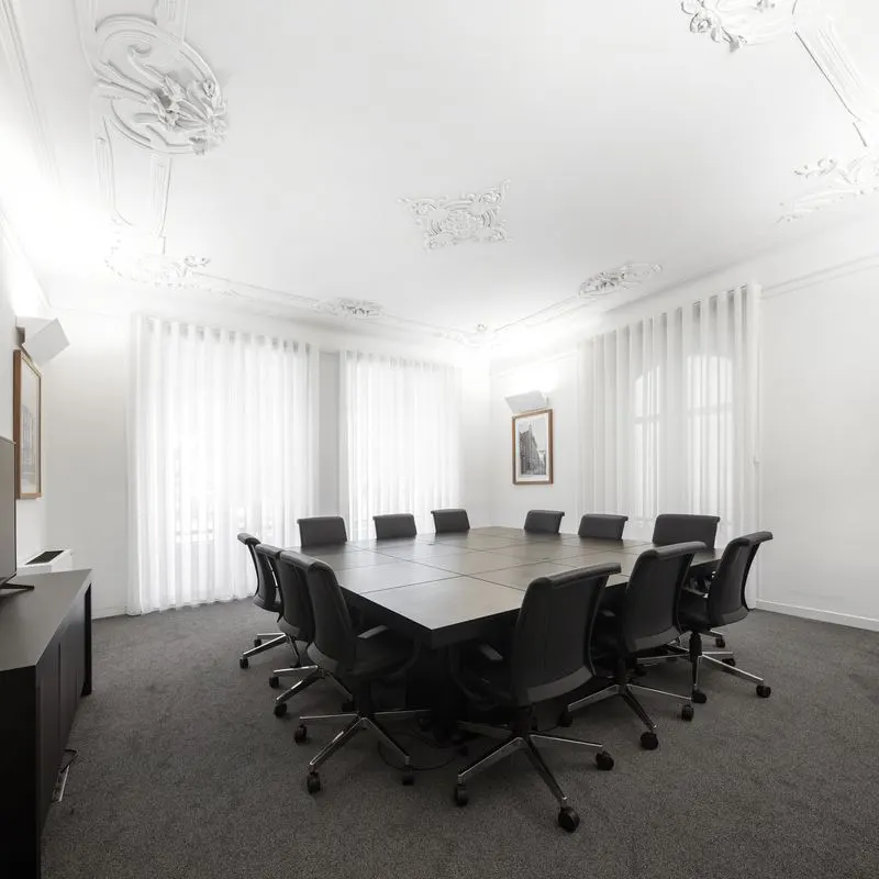 República 23 — boardroom beneath an ornamental plaster ceiling