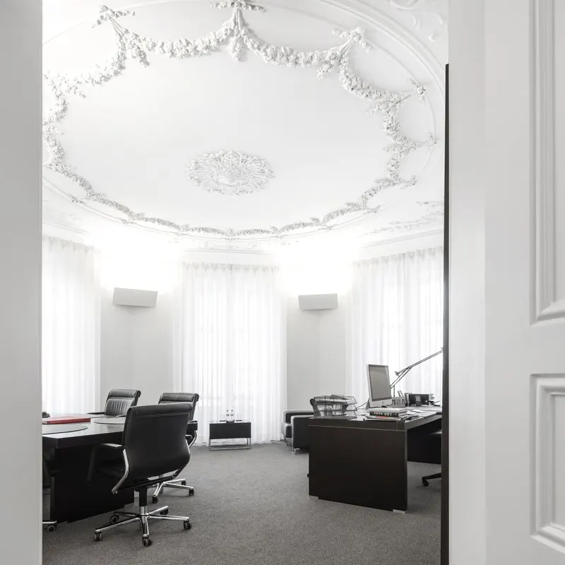 República 23 — executive office beneath a rosette plaster ceiling